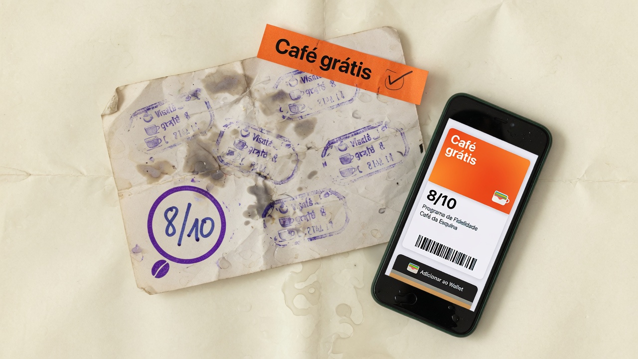 Cartão de papel ao lado do cartão no Wallet